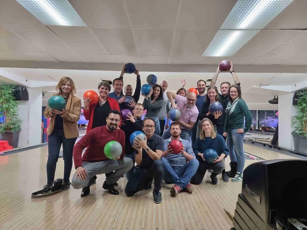 Sortie bowling entre membres Weezem, un groupe souriant et chaleureux